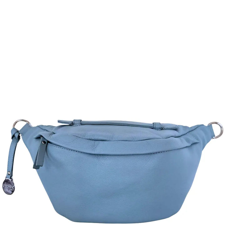 BEMÆRK: 2. sortering. Style Portugal i lyseblåt kvalitetslæder. Stor og rummelig bumbag med plads til det meste inkl. vandflasken Octopus Denmark