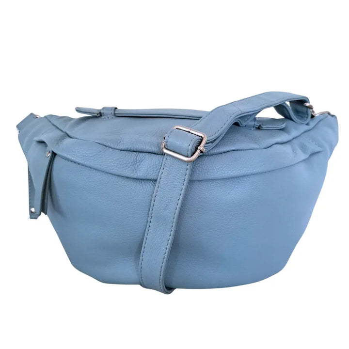 BEMÆRK: 2. sortering. Style Portugal i lyseblåt kvalitetslæder. Stor og rummelig bumbag med plads til det meste inkl. vandflasken Octopus Denmark