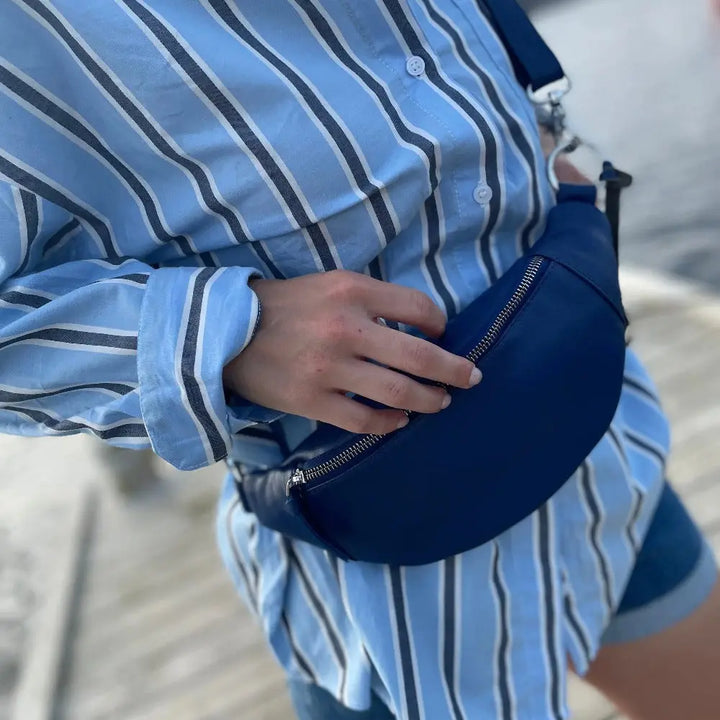 BEMÆRK: Fotoprøve. Style Nikita i blå. Fed bumbag i læder m. lynlåsrum på front og bagside - Octopus Denmark