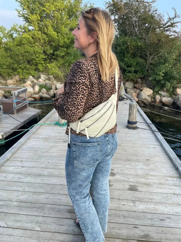 Style Ghita i råhvid læder: Flot, cool bumbag i mellemstørrelse m. flot lynlåsdetalje Octopus Denmark