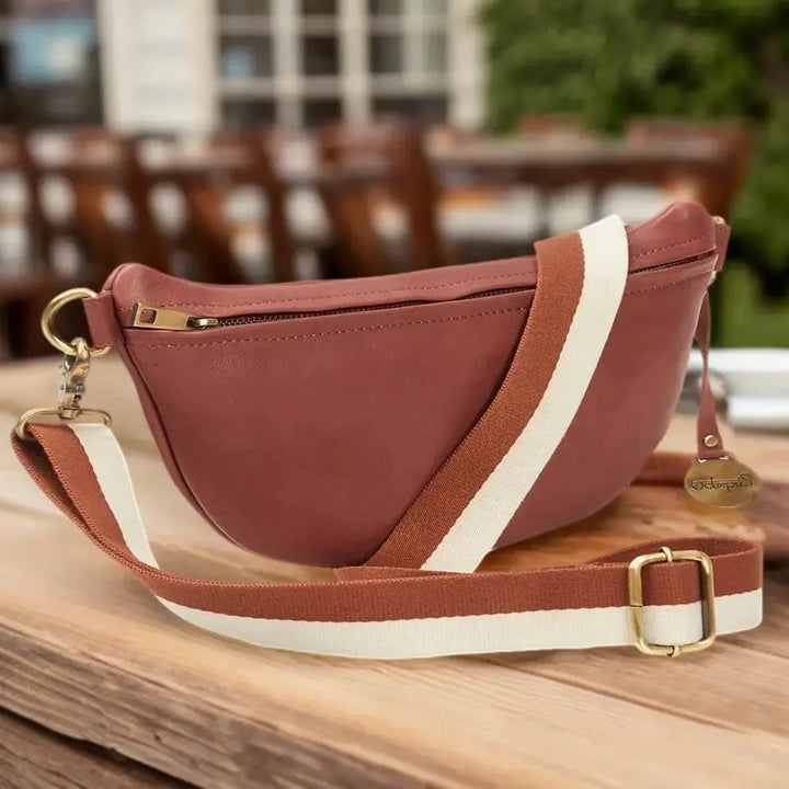 BEMÆRK: Kollektionsprøve. Style Fanny i brun. Úber cool bumbag i brun læder m. rå ringe/karabiner i messing - Octopus Denmark