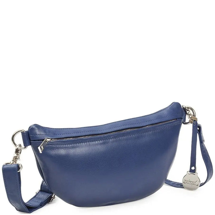 BEMÆRK: Kollektionsprøve. Style Fanny i blå. Úber cool bumbag i suveræn flot blå læder m. rå ringe/karabiner i sølv - Octopus Denmark