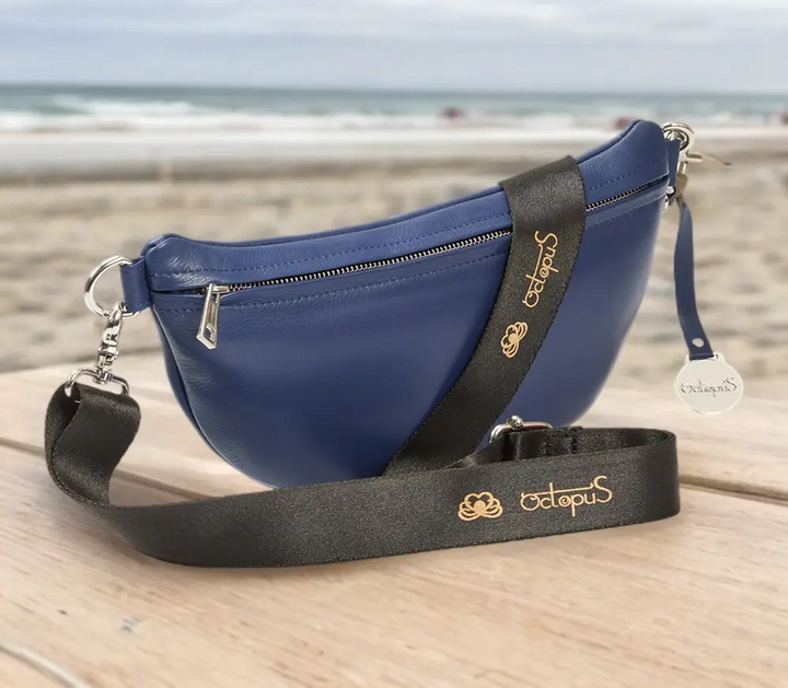 BEMÆRK: Kollektionsprøve. Style Fanny i blå. Úber cool bumbag i suveræn flot blå læder m. rå ringe/karabiner i sølv - Octopus Denmark