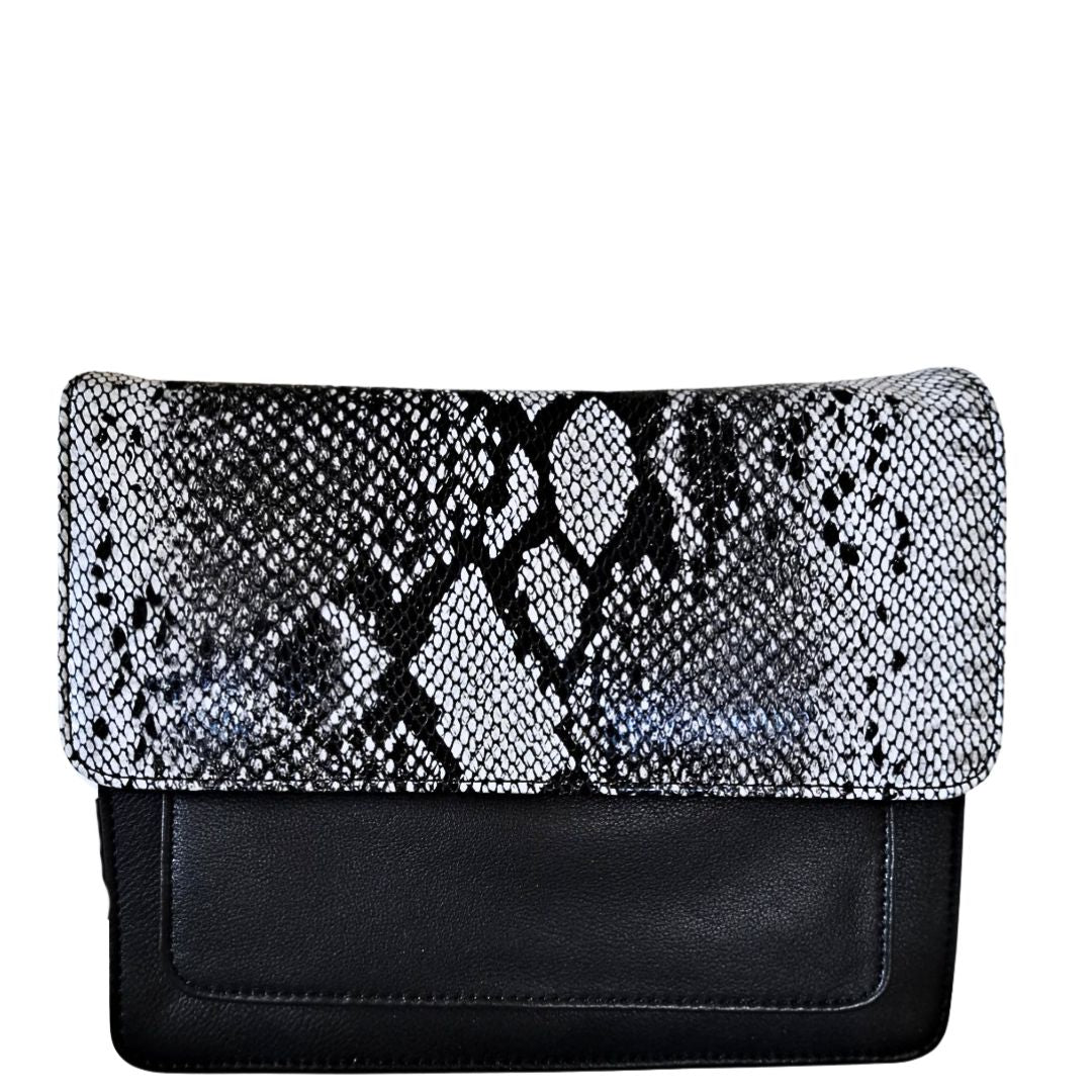 Style Qian i sort læder m. slangemønster i sort/hvid på fronten. Smuk crossbody/skuldertaske/clutch