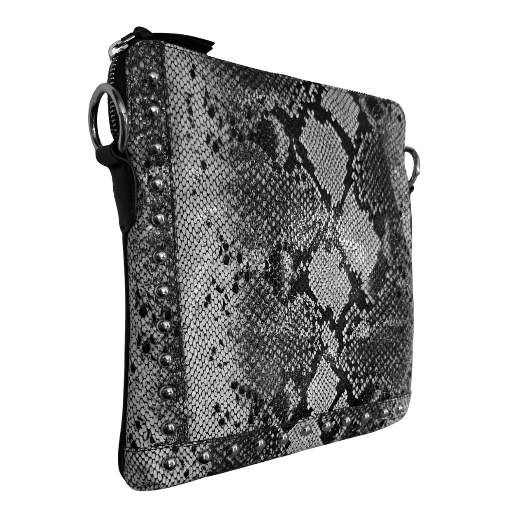  Style Quick i flot sort/hvidt slangepræget læder. Cool slingbag til skulder og crossbody m. flotte nitter