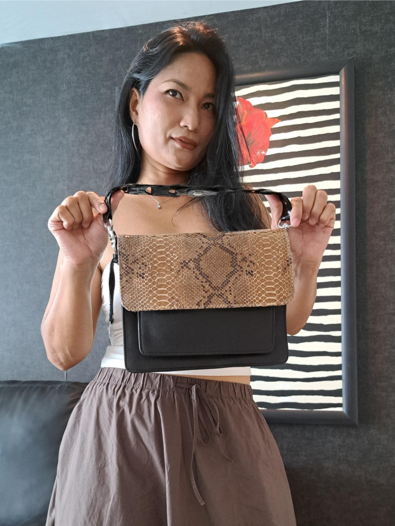 Style Qian i sort læder m. slangemønster i brun/beige på fronten. Smuk crossbody/skuldertaske/clutch