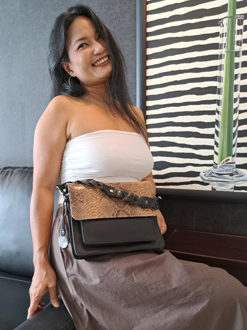 Style Qian i sort læder m. slangemønster i brun/beige på fronten. Smuk crossbody/skuldertaske/clutch
