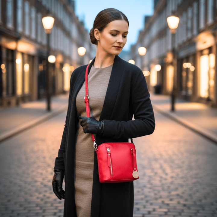 Style Panda i flot rødt læder. Det stilfulde valg til hverdag og fest. Funktion møder flot form i denne mindre feminine skuldertaske Octopus Denmark