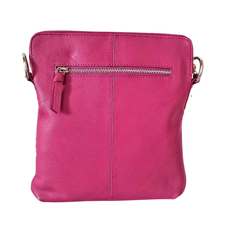 Style Quick i supersmukt pinkfarvet læder. Cool slingbag til skulder og crossbody m. flotte nitter
