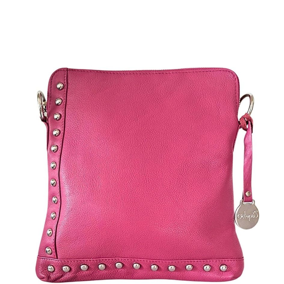 Style Quick i supersmukt pinkfarvet læder. Cool slingbag til skulder og crossbody m. flotte nitter