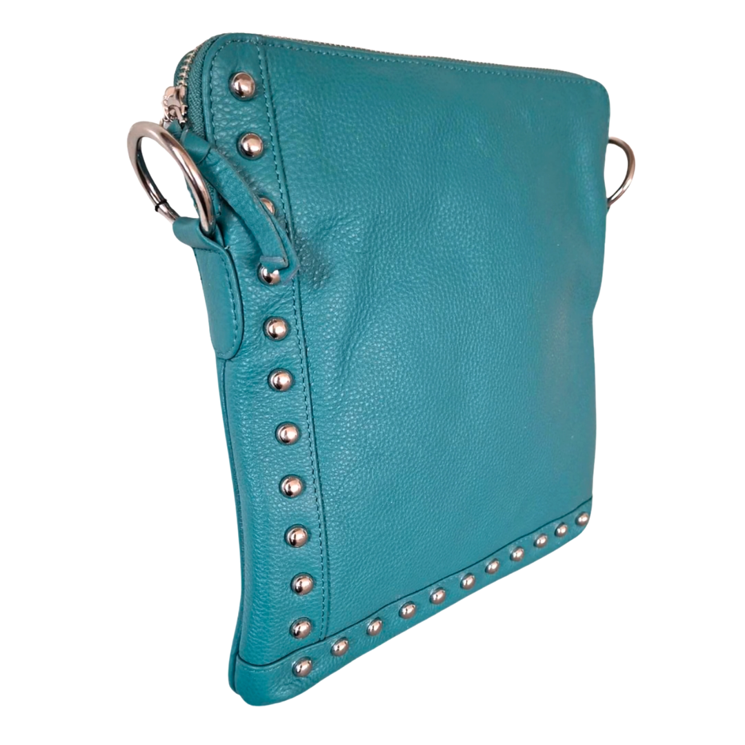 Style Quick i supersmukt turkisfarvet læder. Cool slingbag til skulder og crossbody m. flotte nitter