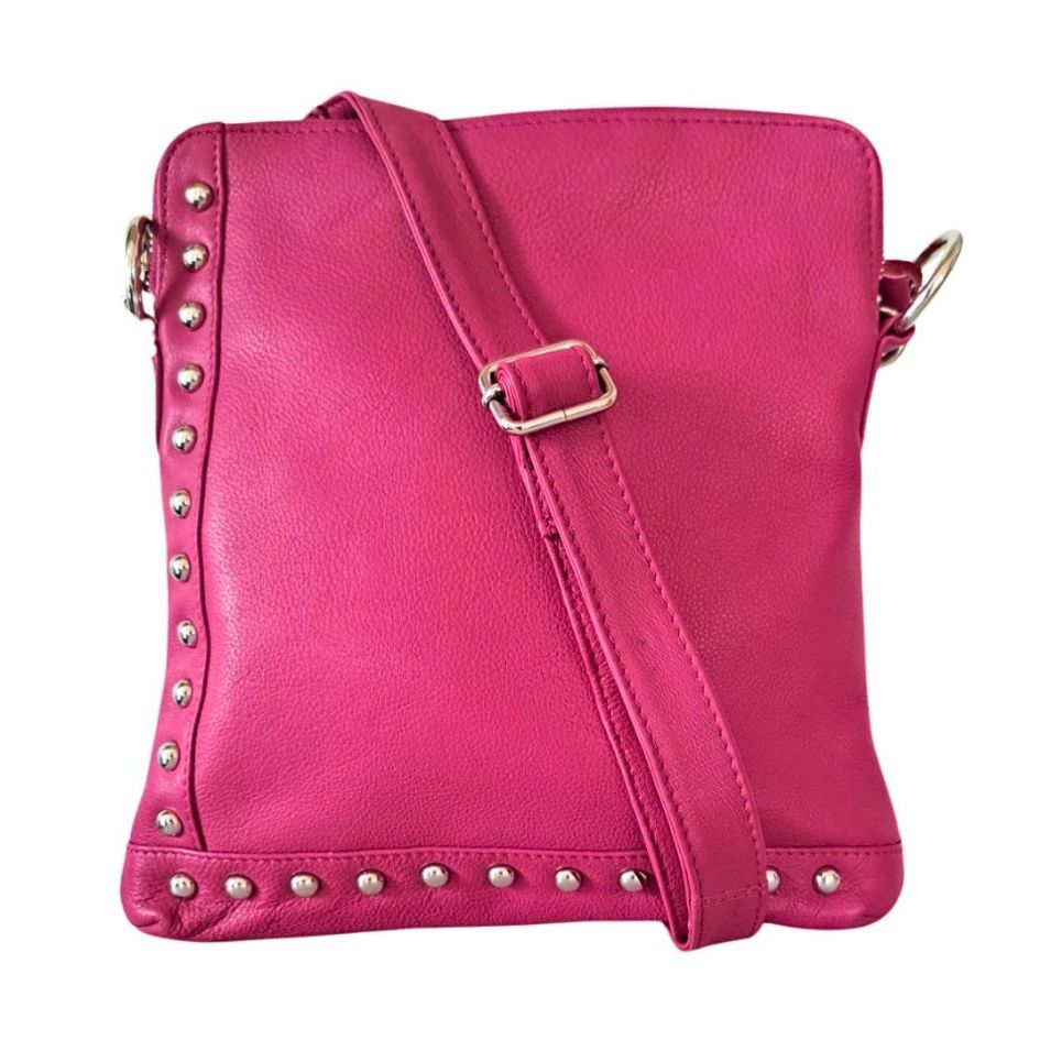 Style Quick i supersmukt pinkfarvet læder. Cool slingbag til skulder og crossbody m. flotte nitter