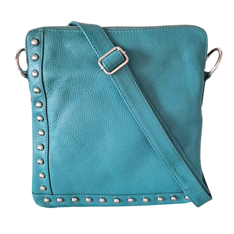 Style Quick i supersmukt turkisfarvet læder. Cool slingbag til skulder og crossbody m. flotte nitter