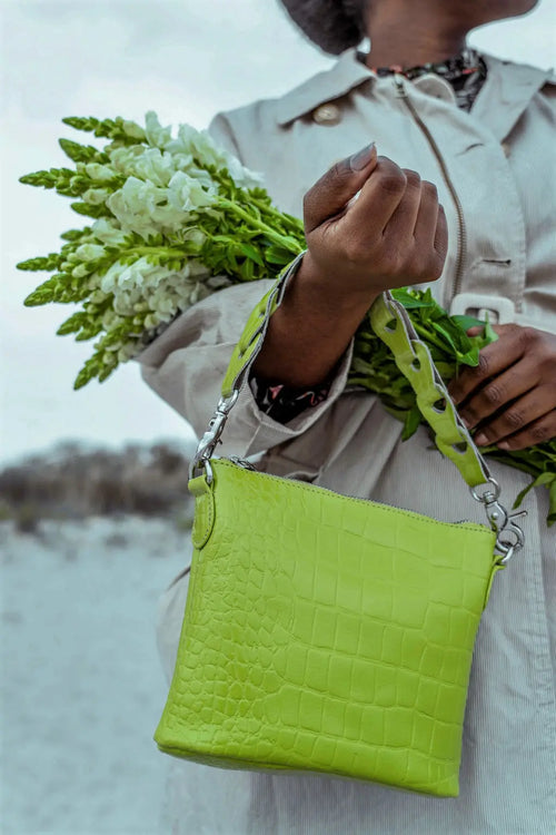 BEMÆRK: Kollektionsprøve. Style Limassol i en smuk limegrøn. Skøn lille håndtaske / clutch med flot flettet håndrem Octopus Denmark