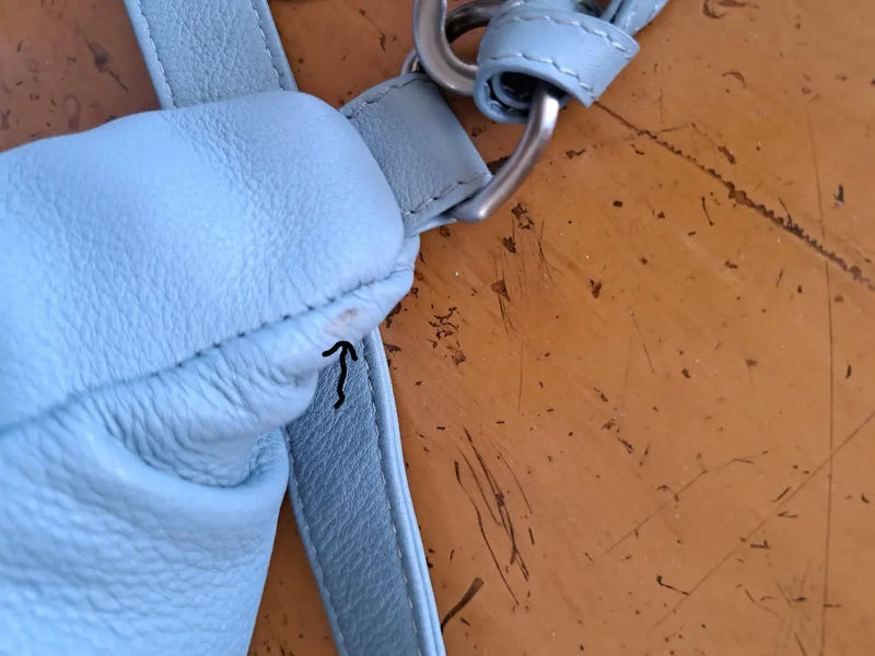 BEMÆRK: 2. sortering. Style Portugal i lyseblåt kvalitetslæder. Stor og rummelig bumbag med plads til det meste inkl. vandflasken Octopus Denmark