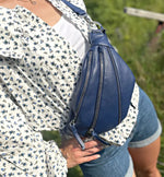 BEMÆRK: Fotoprøve. Style Nanna i blå: Flot, cool bumbag i smukt blåt læder m. flot lynlåsdetalje