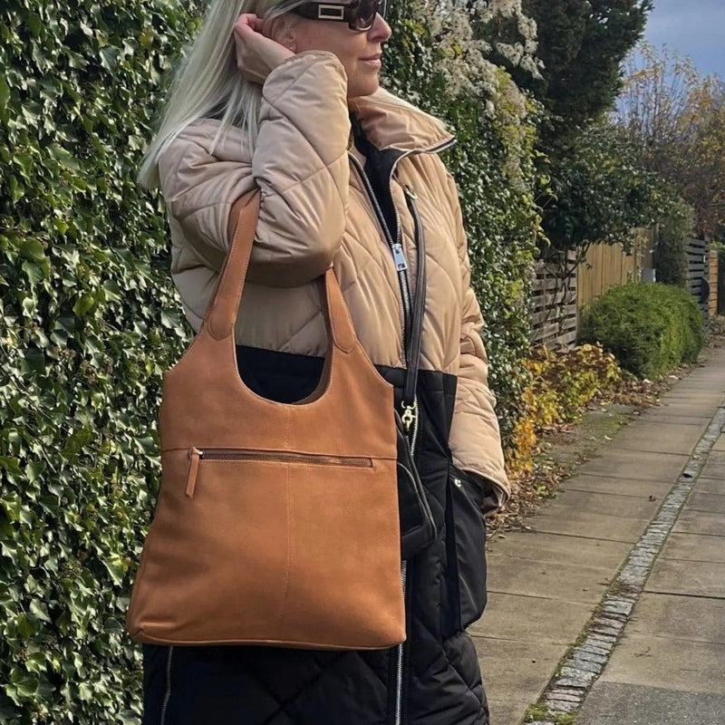 BEMÆRK: Fotoprøve. Style Laos i cognac. Ultrasmuk lædertaske, elegant kombineret skulder-, hånd- og crossbodytaske