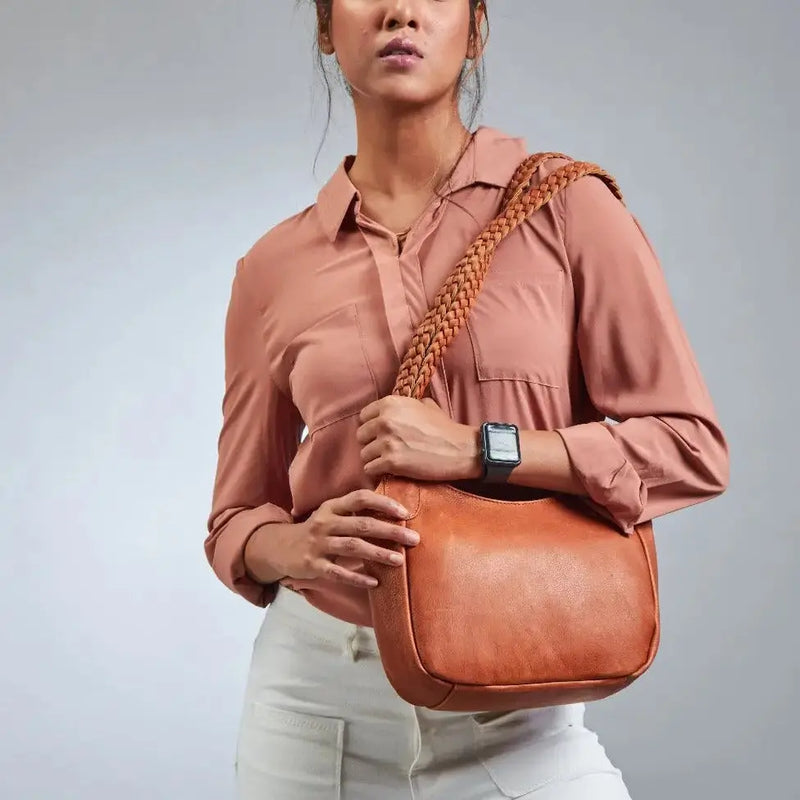 BEMÆRK: Kollektionsprøve. Style Lucca: Lædertaske i cognac. Skøn skulder- og crossbody skindtaske m. flot flettet håndrem