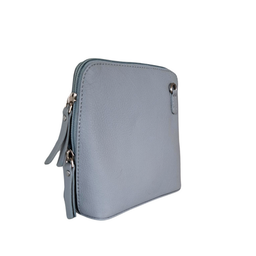 BEMÆRK: Kollektionsprøve. Style Panda i lyseblåt læder. Fantastisk mindre slingbag. Fed feminin skulder- og crossbodytaske