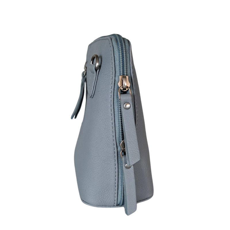 BEMÆRK: Kollektionsprøve. Style Panda i lyseblåt læder. Fantastisk mindre slingbag. Fed feminin skulder- og crossbodytaske