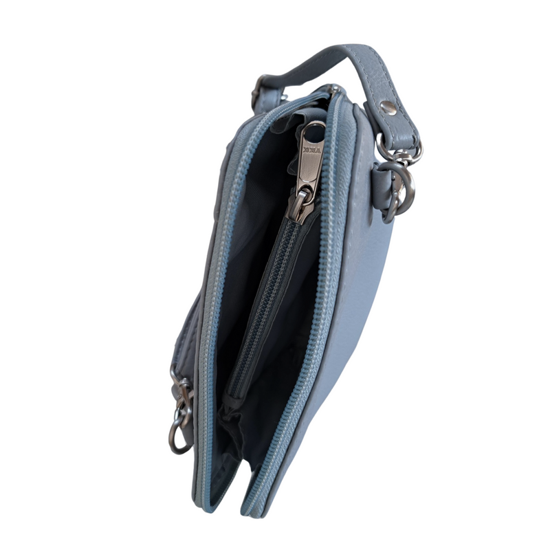BEMÆRK: Kollektionsprøve. Style Panda i lyseblåt læder. Fantastisk mindre slingbag. Fed feminin skulder- og crossbodytaske