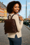 Style Peru i smukt mørkebrunt læder. Funktionel og stilfuld unisex rygsæk i buff oily-læder med et råt, mat finish og fede detaljer Octopus Denmark
