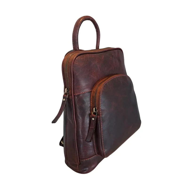 Style Peru i smukt mørkebrunt læder. Funktionel og stilfuld unisex rygsæk i buff oily-læder med et råt, mat finish og fede detaljer Octopus Denmark