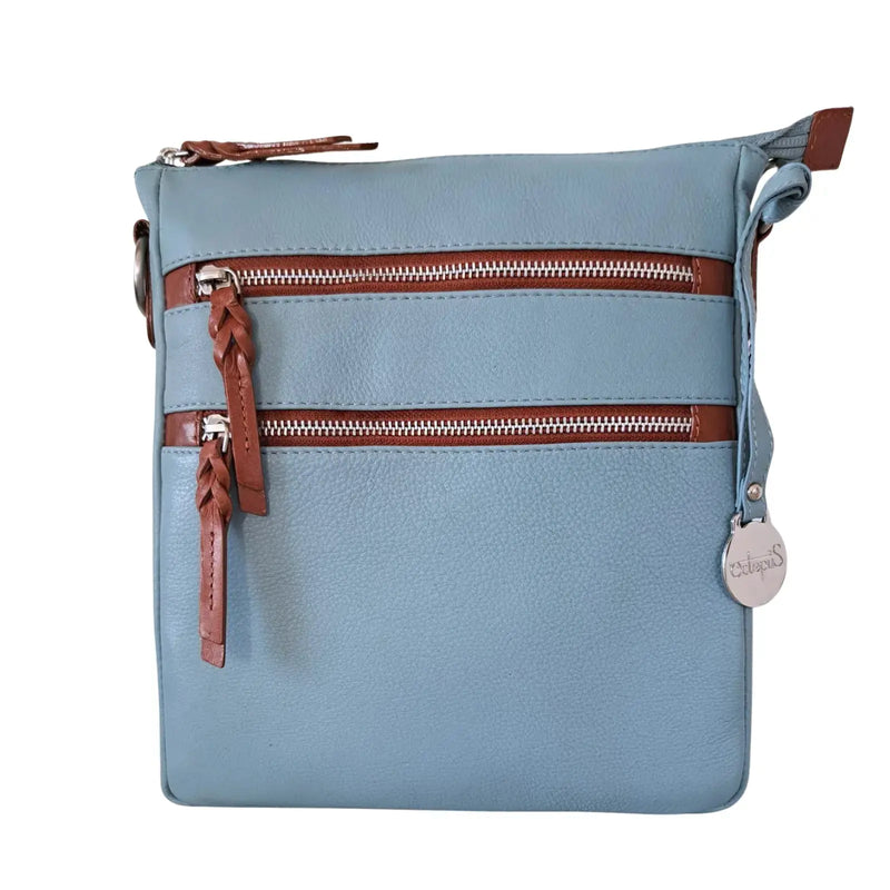 Style Playa i smukt lyseblåt læder med brune detalje. Skøn skulder- og crossbodytaske med flotte kontraster Octopus Denmark