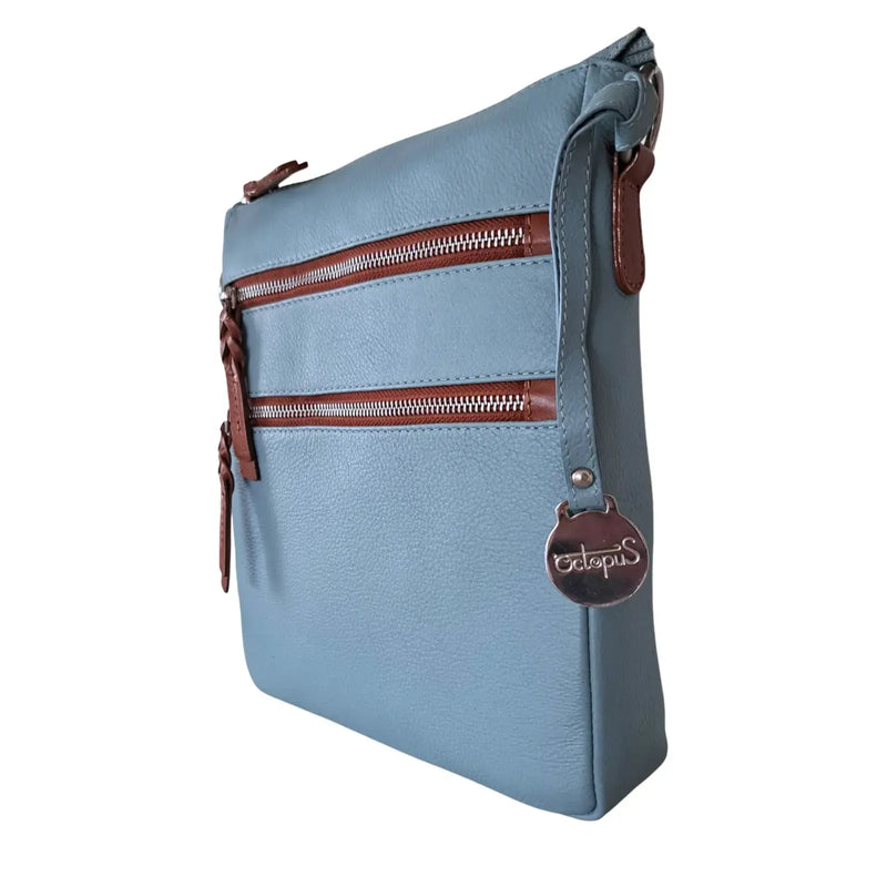 Style Playa i smukt lyseblåt læder med brune detalje. Skøn skulder- og crossbodytaske med flotte kontraster Octopus Denmark
