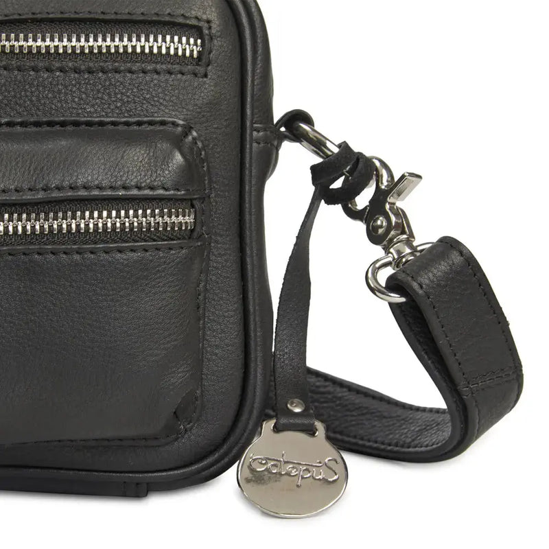 BEMÆRK: Kollektionsprøve. Style Olivia i sort med masser af rum og lommer. Suveræn skulder,- og crossbodytaske i flot læder - Octopus Denmark