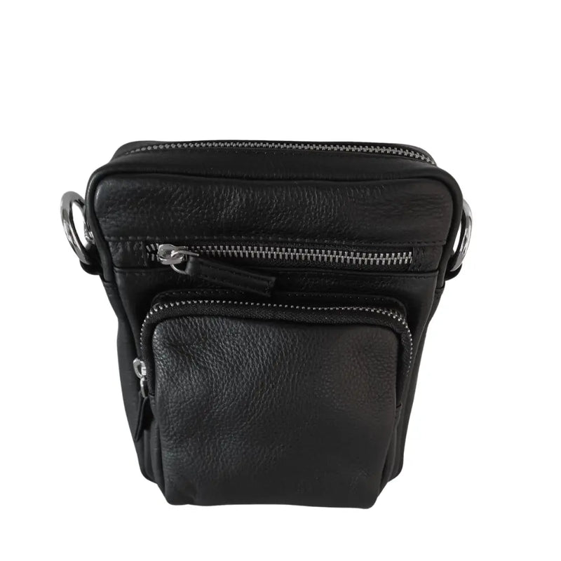 BEMÆRK: Kollektionsprøve. Style Orbit i sort med sølv. Perfekt unisex skulder- og crossbodytaske i smukt kvalitetslæder Octopus Denmark