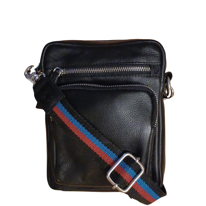 BEMÆRK: Kollektionsprøve. Style Orbit i sort med sølv. Perfekt unisex skulder- og crossbodytaske i smukt kvalitetslæder Octopus Denmark