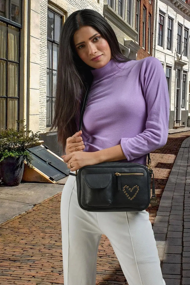  BEMÆRK: Kollektionsprøve. Style Orion i sort m. hjerte af nitter i sølv. Suveræn skulder,- og crossbodytaske med fittings i sølv