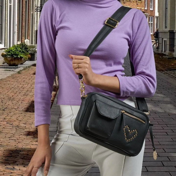 Style Orion i sort m. skønt hjerte af nitter i guld. Suveræn skulder,- og crossbodytaske med fittings i guld - Octopus Denmark