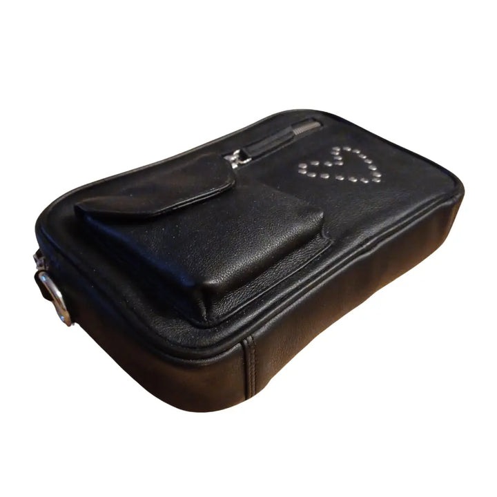 BEMÆRK: Kollektionsprøve. Style Orion i sort m. hjerte af nitter i sølv. Suveræn skulder,- og crossbodytaske med fittings i sølv Octopus Denmark