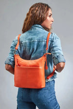 BEMÆRK: Kollektionsprøve. Style Malawi i fantastisk smuk orange læder. Fed kombineret rygsæk, skulder- og crossbodytaske