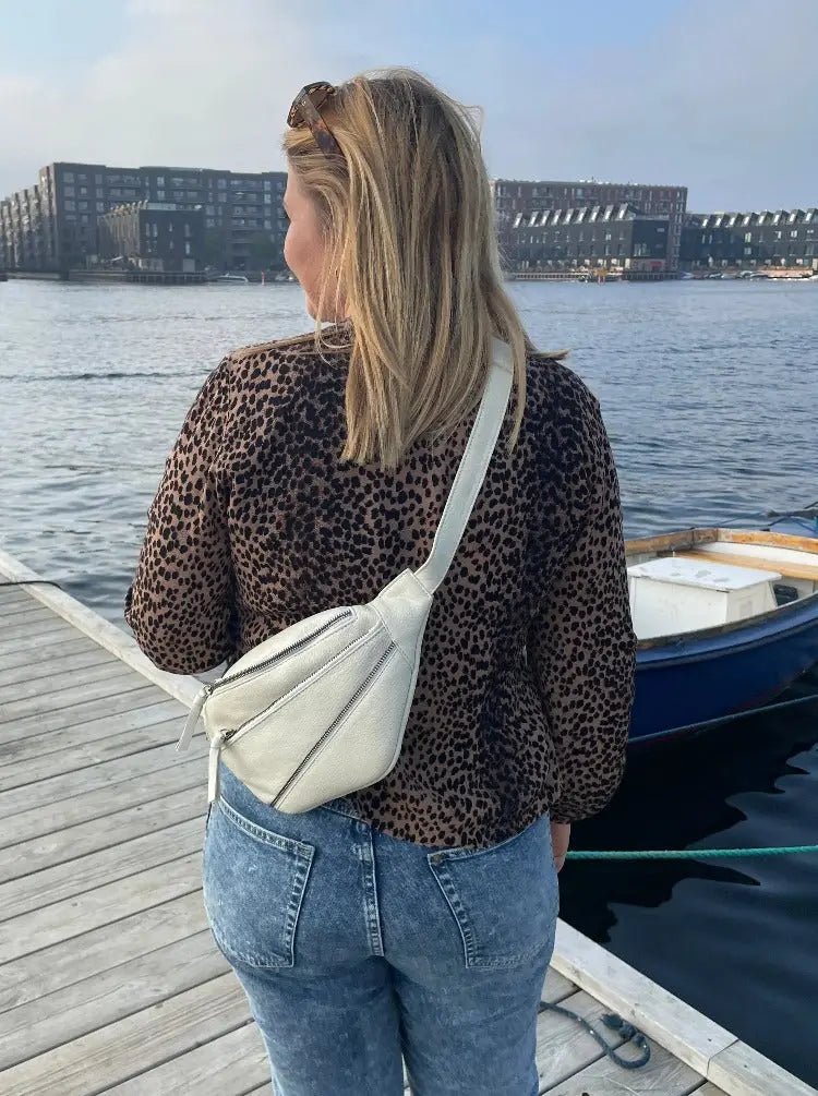 Style Ghita i råhvid læder: Flot, cool bumbag i mellemstørrelse m. flot lynlåsdetalje Octopus Denmark