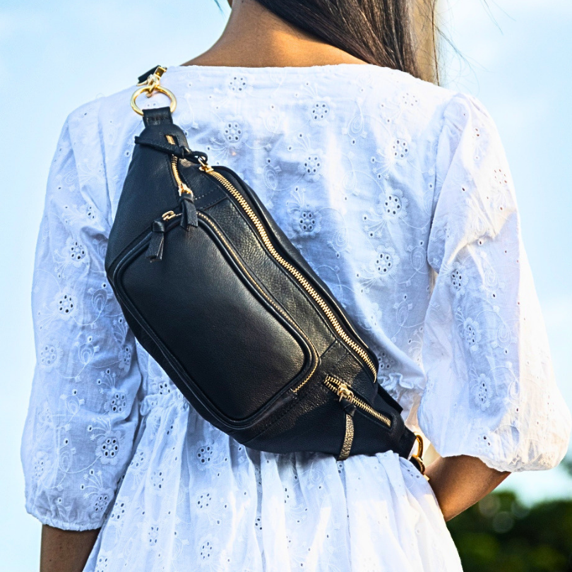 Style Norma i sort m. guld. Vidunderlig stor bumbag i læder m. masser af rum. Rolls-Royce modellen indenfor bumbags
