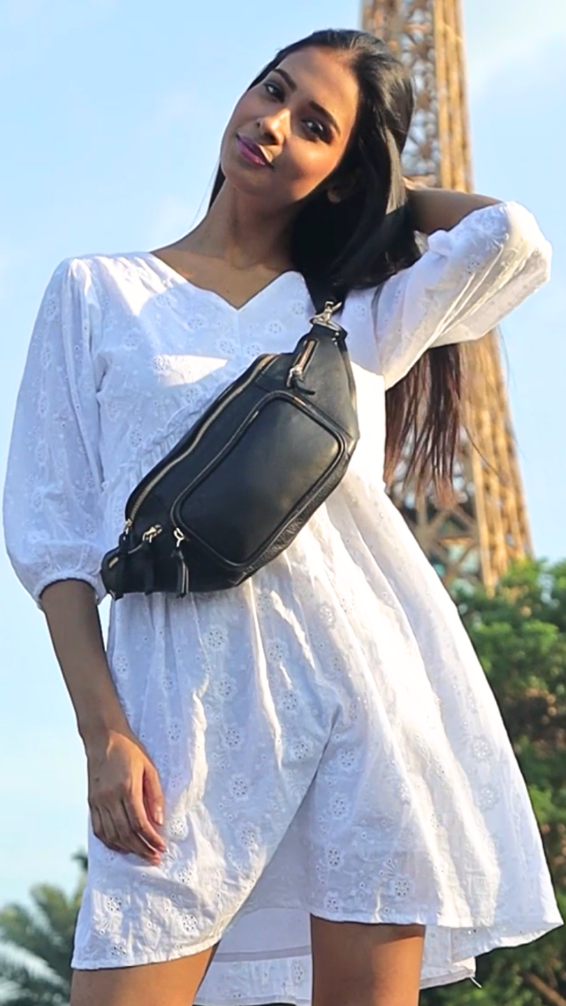 Style Norma i sort m. guld. Vidunderlig stor bumbag i læder m. masser af rum. Rolls-Royce modellen indenfor bumbags