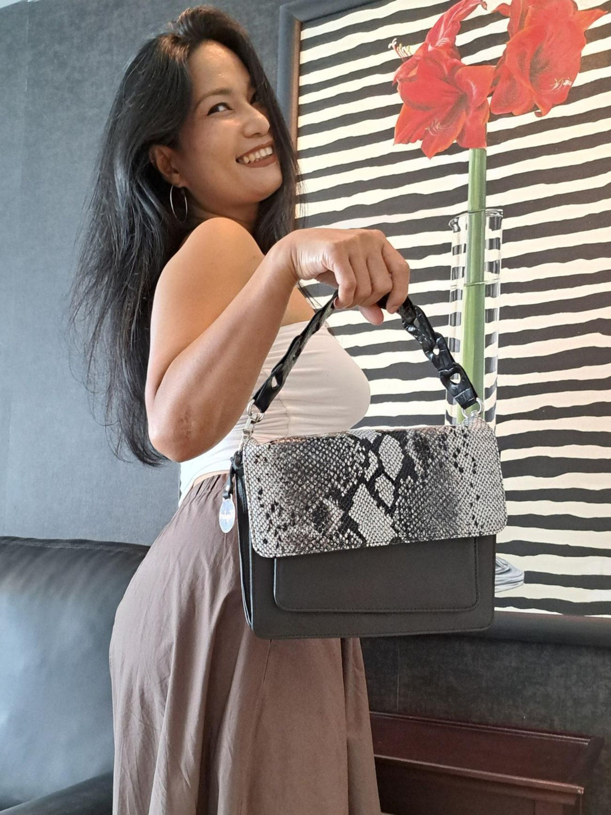 Style Qian i sort læder m. slangemønster i sort/hvid på fronten. Smuk crossbody/skuldertaske/clutch