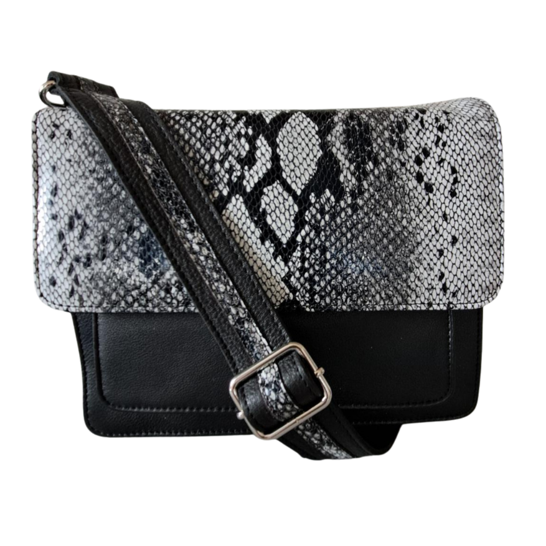  Style Qian i sort m. slangemønster i sort/hvid på fronten. Smuk crossbody/skuldertaske/clutch