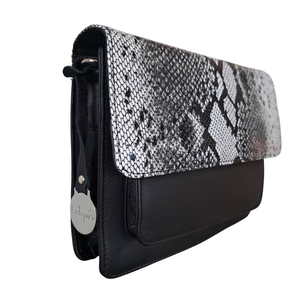  Style Qian i sort m. slangemønster i sort/hvid på fronten. Smuk crossbody/skuldertaske/clutch