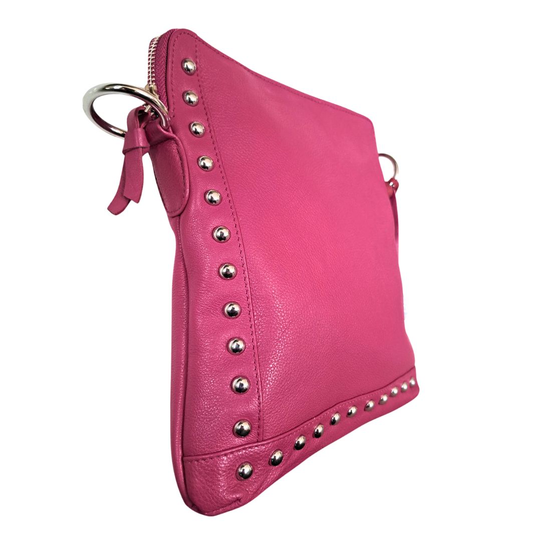 Style Quick i supersmukt pinkfarvet læder. Cool slingbag til skulder og crossbody m. flotte nitter