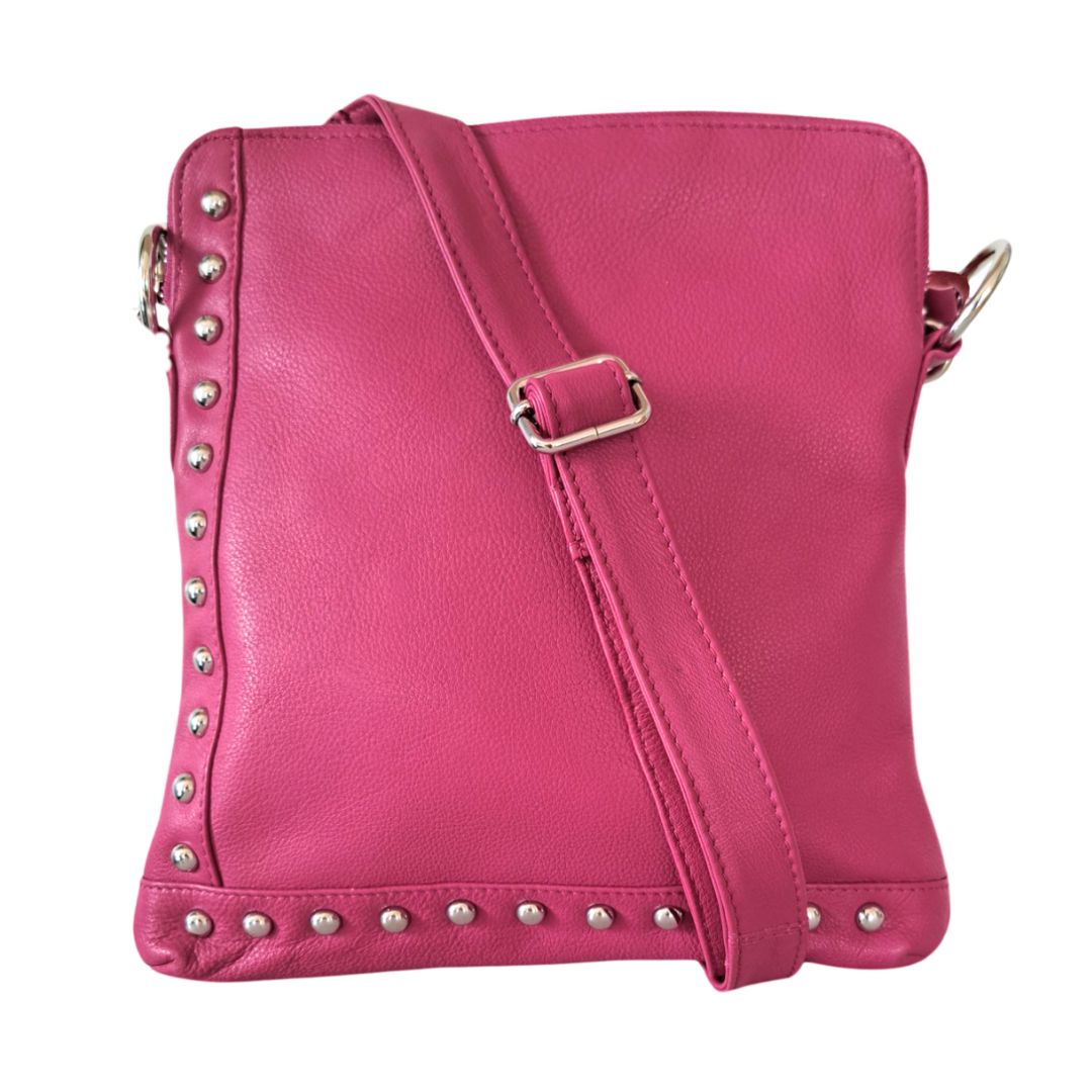 Style Quick i supersmukt pinkfarvet læder. Cool slingbag til skulder og crossbody m. flotte nitter