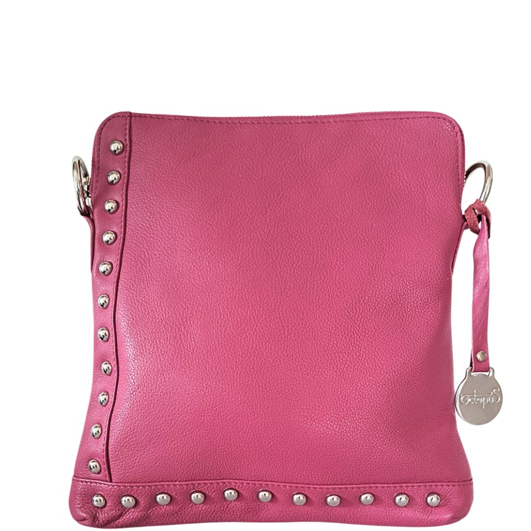 Style Quick i supersmukt pinkfarvet læder. Cool slingbag til skulder og crossbody m. flotte nitter