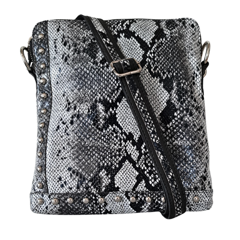  Style Quick i flot sort/hvidt slangepræget læder. Cool slingbag til skulder og crossbody m. flotte nitter