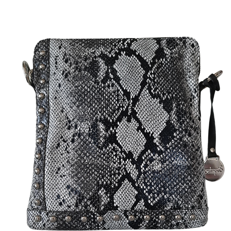  Style Quick i flot sort/hvidt slangepræget læder. Cool slingbag til skulder og crossbody m. flotte nitter