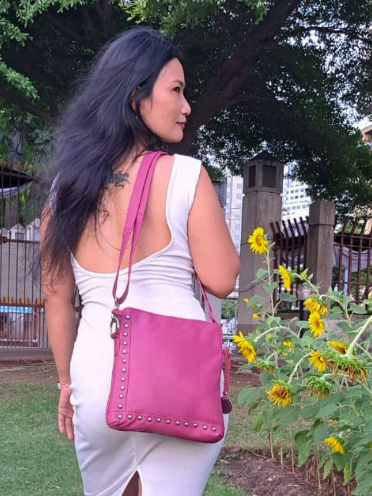 Style Quick i supersmukt pinkfarvet læder. Cool slingbag til skulder og crossbody m. flotte nitter
