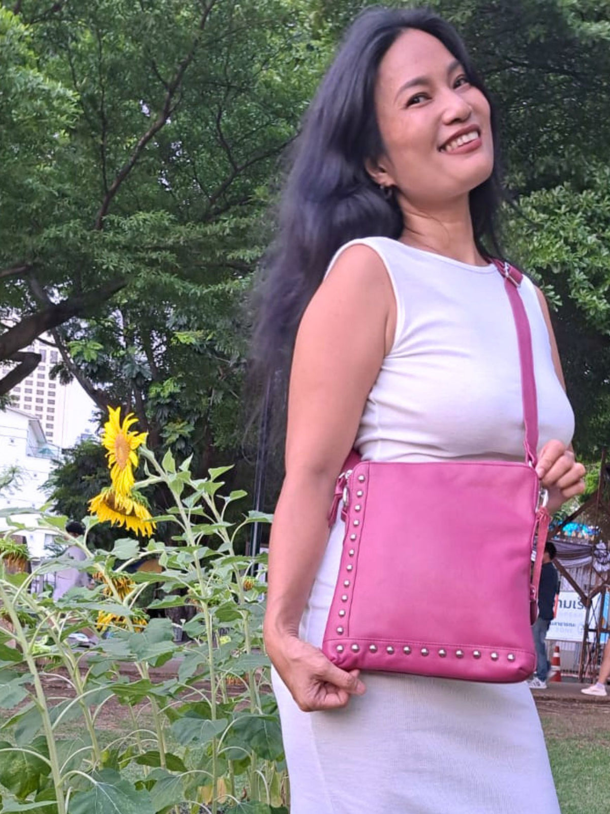 Style Quick i supersmukt pinkfarvet læder. Cool slingbag til skulder og crossbody m. flotte nitter
