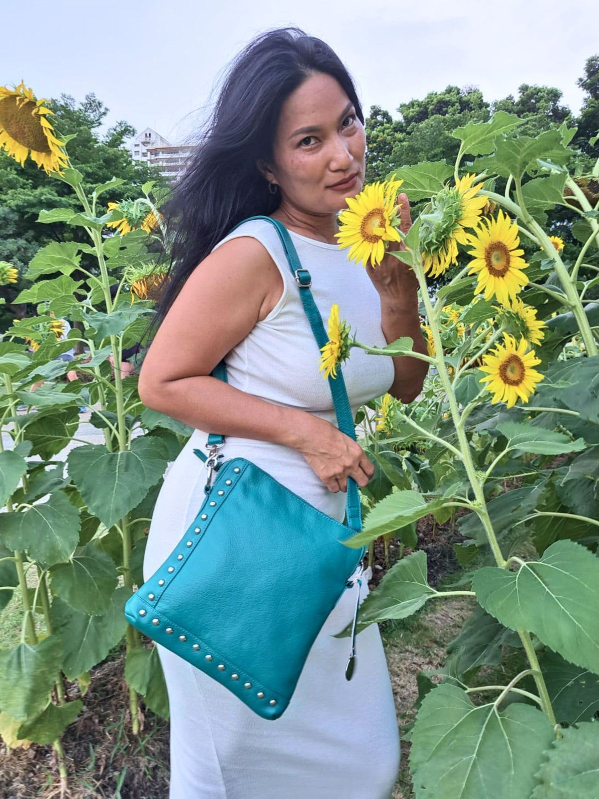 Style Quick i supersmukt turkisfarvet læder. Cool slingbag til skulder og crossbody m. flotte nitter